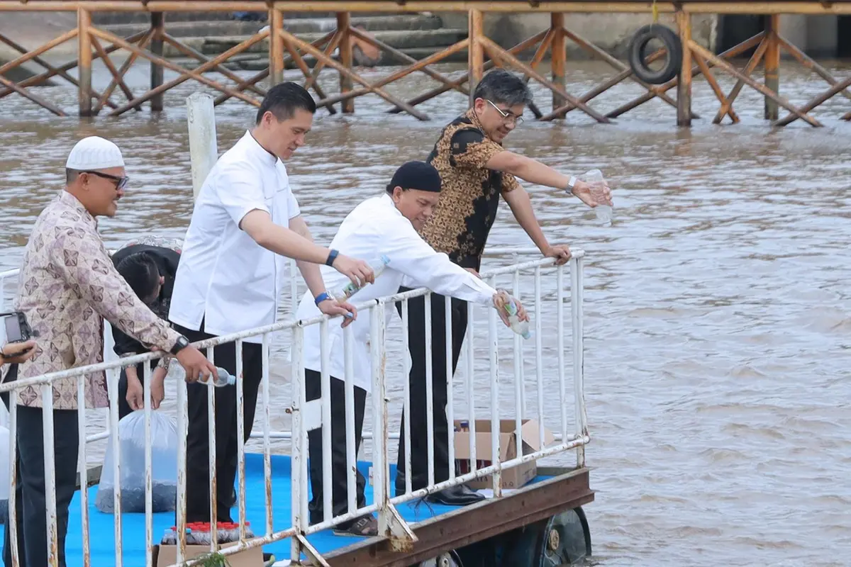 Kegiatan Safari Ramadan untuk mendukung kelestarian ekosistem sungai melalui Sedekah Sungai.