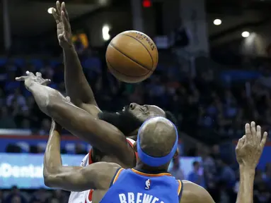 Pemain Houston Rockets, James Harden (kiri) berusaha melewati adangan pemain Oklahoma City Thunder, Corey Brewer pada laga NBA basketball game di Chesapeake Energy Arena, Oklahoma City, (6/3/2018). Rockets menang 122-112. (AP/Sue Ogrocki)