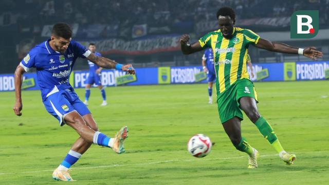 Persib Bandung melawan PSBS Biak.