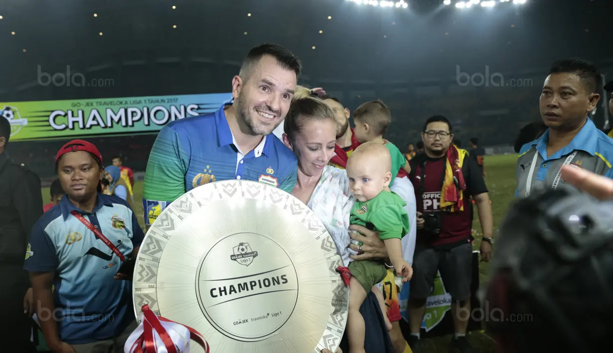 Pelatih Bhayangkara FC, Simon McMenemy merayakan keberhasilan meraih gelar juara Liga 1 2017 di Stadion Patriot Bekasi, Sabtu (12/11/2017). Bhayangkara kalah 1-2 lawan Persija. (Bola.com/Nicklas Hanoatubun)