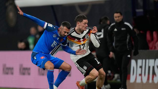 Florian Wirtz (kanan) berebut bola dengan Ivan Schranz di laga Jerman vs Slovakia di Grup A Kualifikasi Piala Dunia 2026 zona Eropa di Leipzig, Selasa (18/11/2025) dini hari WIB. (AP Photo/Matthias Schrader)