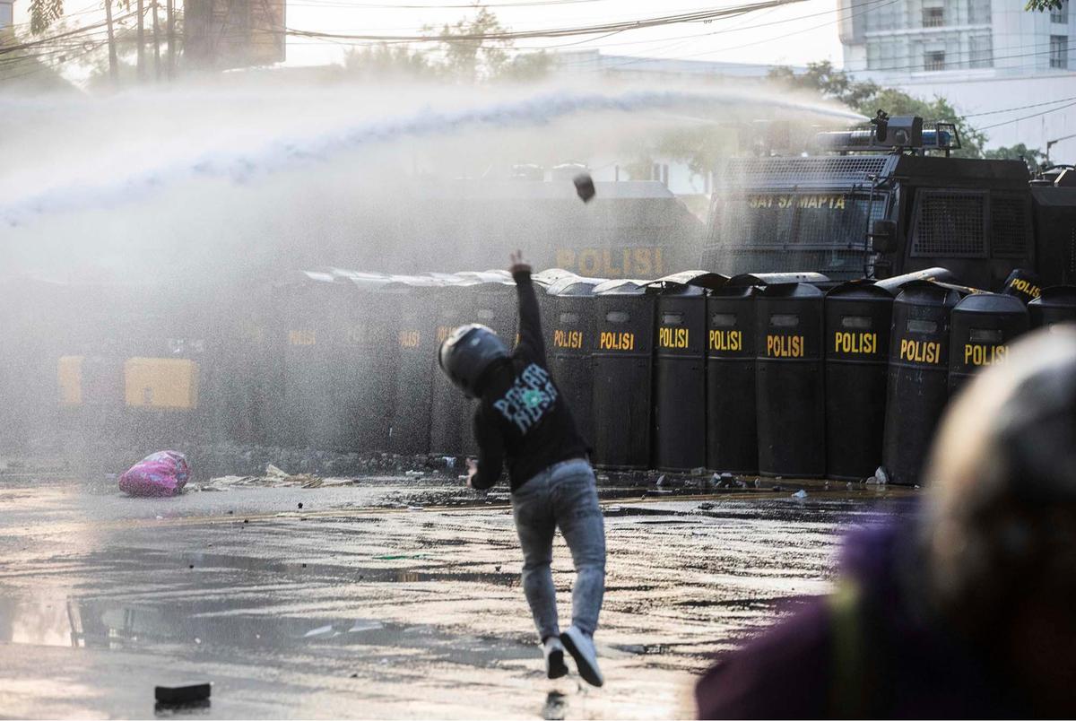 FOTO: Ricuh Aksi Mahasiswa Tolak Tunjangan DPR, Polisi Semprotkan Water Canon