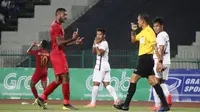 Penyerang Timnas Indonesia U-22, Marinus Wanewar, membuat ulah di Piala AFF 2019 setelah melakukan gestur jempol ke bawah seusai pertandingan melawan Kamboja U-22. (Bola.com/Zulfirdaus Harahap)