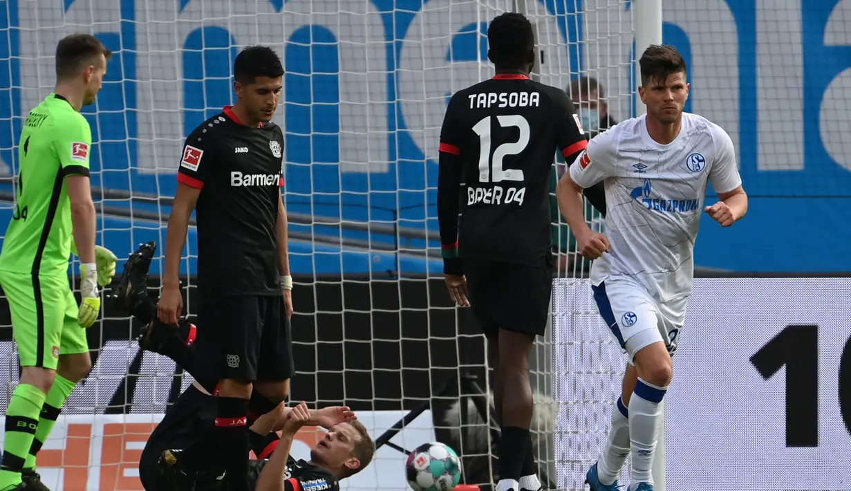 Klaas-Jan Huntelaar. Striker ini pensiun bersama klub terakhirnya Schalke pada musim 2020/2021 lalu. Total 19 tahun berkarier, ia tampil dalam 665 laga dengan mencetak 367 gol. Musim lalu ia menjadi pemain tertua Schalke yang mampu mencetak gol di usia 37 tahun. (Foto: AFP/Pool/Federico Gambarini)