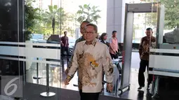 Ketua umum PAN, Zulkifli Hasan saat tiba di Tower Bakri, Jakarta, Kamis, (3/9/2015) Pertemuan para pejabat Koalisi Merah Putih ini membahas persoalan PAN yang keluar dari KMP. (Liputan6.com/Helmi Afandi)