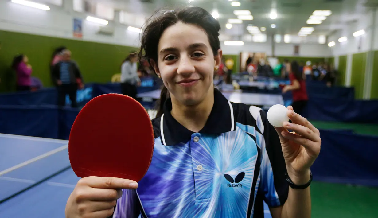 Hend Zaza. Dengan usia 11 tahun, petenis meja putri Suriah ini akan menjadi atlet termuda di Olimpiade Tokyo 2020. Pemain yang berperingkat 155 dunia ini lolos ke Olimpiade Tokyo setelah menjuarai turnamen kualifikasi zona Asia Barat di Yordania. (Foto: AFP/Louai Beshara)