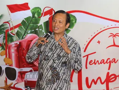 Staf Ahli Menteri Bidang Hukum Kemkominfo, Henri Subiakto memberi paparan melalui Program Tenaga Kerja Impian di Jakarta, Kamis (22/8/2019). Program yang digagas RedDoorz bertujuan mengembangkan kreativitas milenial sekaligus mempromosikan destinasi wisata Indonesia. (Liputan6.com/Fery Pradolo)