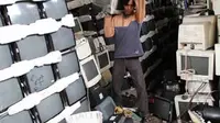 Pekerja membongkar sampah elektronik (e-waste) monitor komputer untuk di daur ulang kembali di pusat penampungan sampah elektronik di kawasan Tangerang, Banten, Selasa (25/1).(Antara) 
