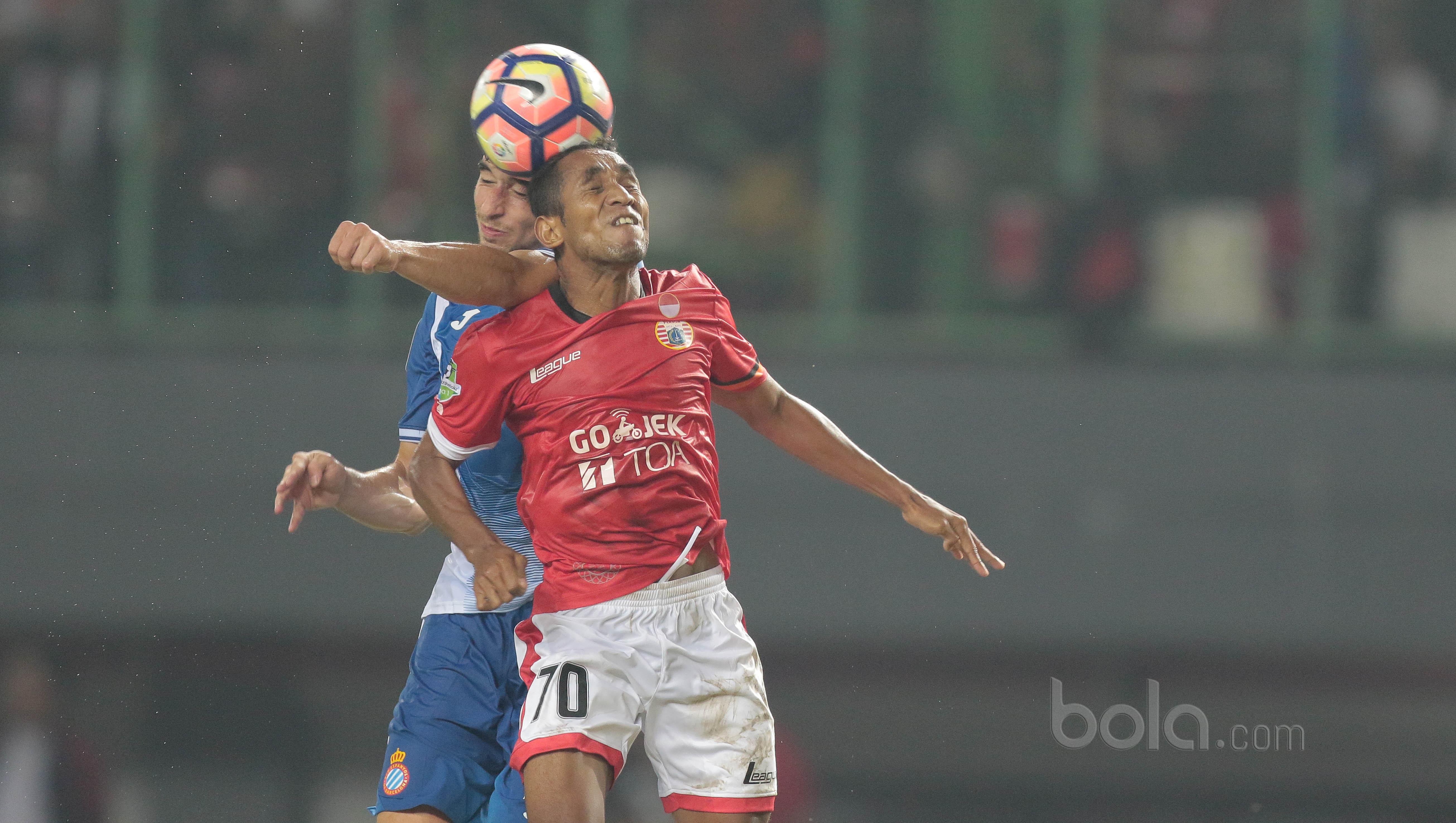 Pemain Persija Jakarta, Pandi Lestaluhu (kanan) berebut bola dengan pemain RCD Espanyol pada laga persahabatan di Stadion Patriot, Bekasi, (19/7/2017). (Bola.com/Nicklas Hanoatubun)