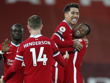 Striker Liverpool, Roberto Firmino (kedua dari kanan) bersama rekan-rekannya merayakan kemenangan 2-1 atas Tottenham Hotspur usai laga lanjutan Liga Inggris 2020/21 pekan ke-13 di Anfield Stadium, Rabu (16/12/2020). Liverpool menang 2-1 atas Tottenham. (AFP/Clive Brunskill/Pool)