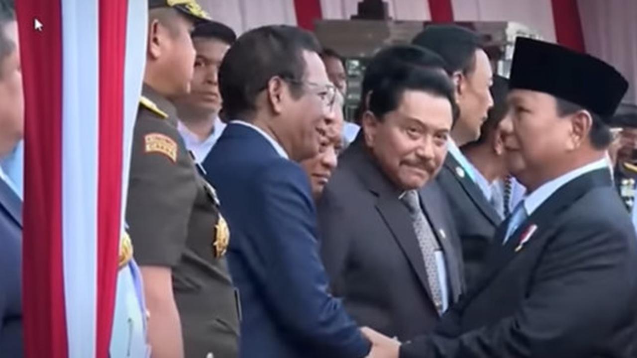 Penuh Persahabatan Prabowo Genggam Erat Tangan Mahfud hingga Datangi Para Mantan Panglima TNI & Jenderal Senior di Kemenhan
