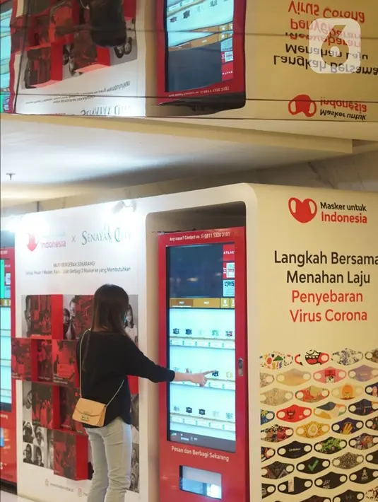 Pengunjung membeli masker dari mesin penjual otomatis (vending machine) di Senayan City, Jakarta, Jumat (6/11/2020). Penyediaan dua mesin penjual masker otomatis tersebut bertujuan memudahkan pengunjung untuk dapat membeli masker di dalam mal. (Liputan6.com/Immanuel Antonius)