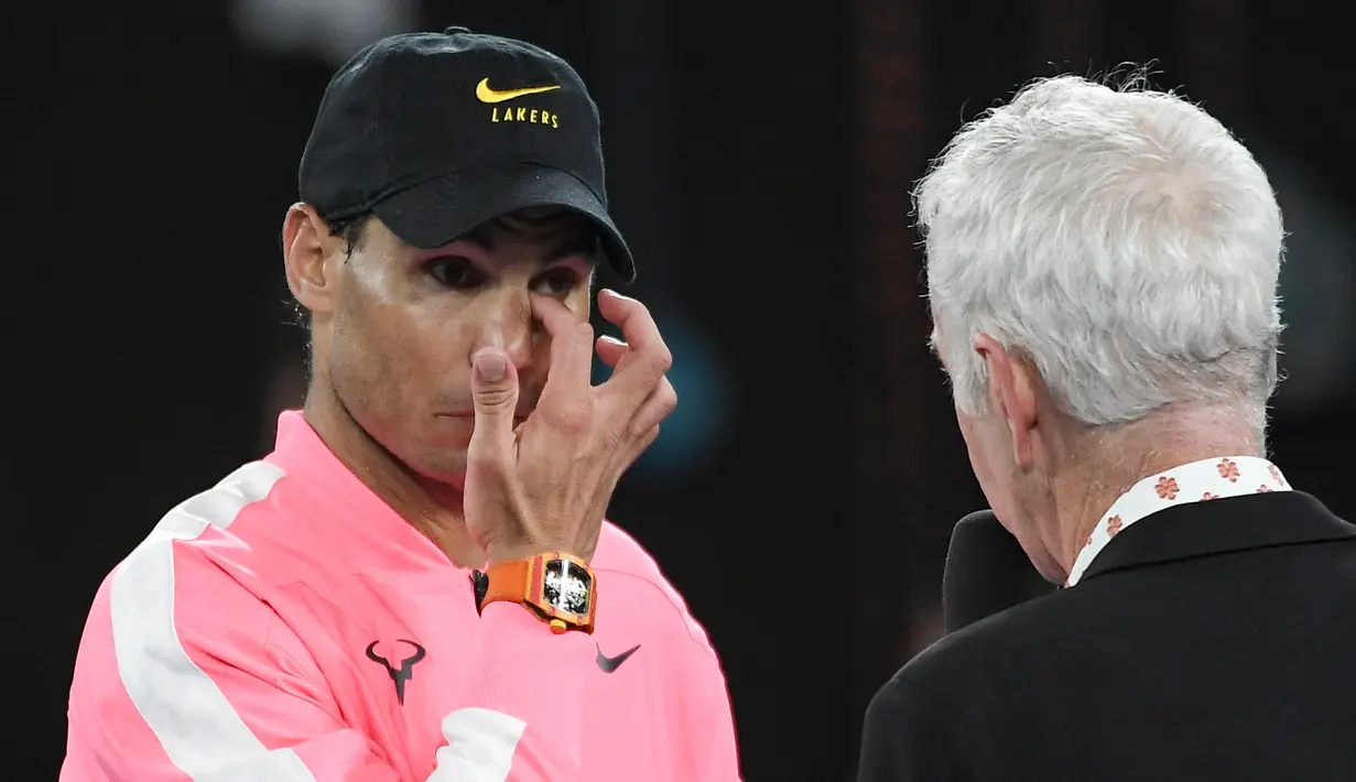 Petenis Spanyol, Rafael Nadal berekasi ketika berbicara tentang Kobe Bryant pada akhir babak keempat Australia Terbuka 2020 di Melbourne, Senin (27/1/2020).  Para petenis yang meramaikan Australia Terbuka turut berbelasungkawa atas kepergian legenda basket NBA Kobe Bryant. (Saeed KHAN/AFP)