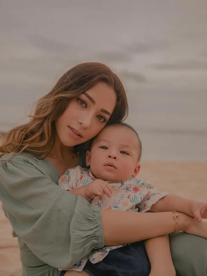 Potret Nikita Willy dan baby Izz. (Foto: Instagram/nikitawillyofficial94)