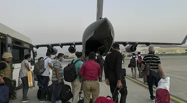 Warga negara India bersiap untuk menaiki pesawat militer India untuk dievakuasi setelah pengambilalihan Afghanistan oleh pejuang Taliban di bandara di Kabul (17/8/2021).  India mengevakuasi lebih dari 170 warganya dari Kabul pada Selasa, termasuk Duta Besar India untuk Afghanistan. (AFP Photo)