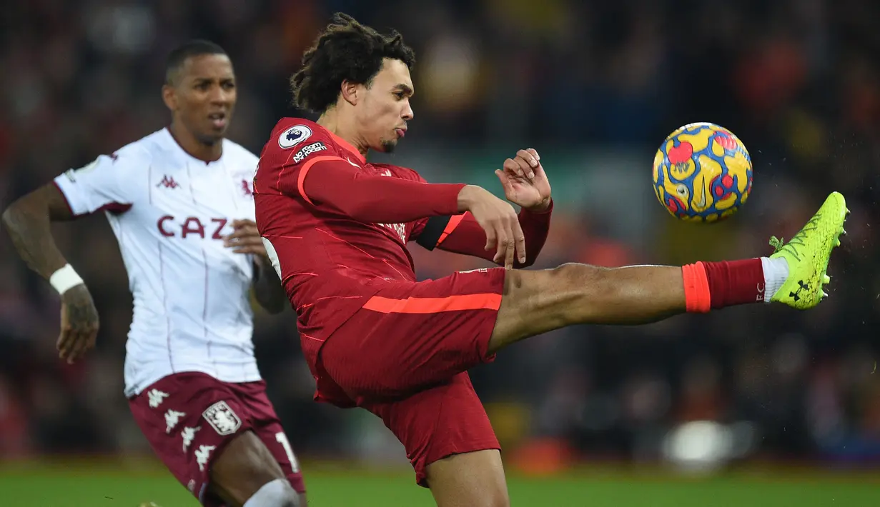 Di posisi kanan Liverpool, ada nama Trent Alexander-Arnold yang selalu menjadi momok menakutkan lini pertahanan lawan. Banyak pengamat menganggapnya sebagai salah satu bek kanan terbaik di dunia saat ini berkat operannya yang akurat dan mematikan. (AFP/Oli Scarff)