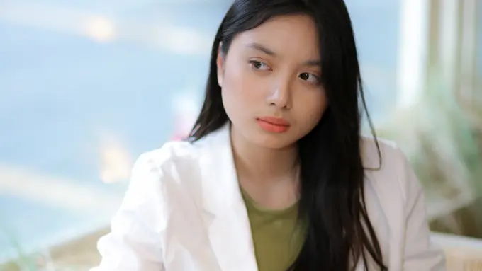 wanita februari tanda bahagia tenang