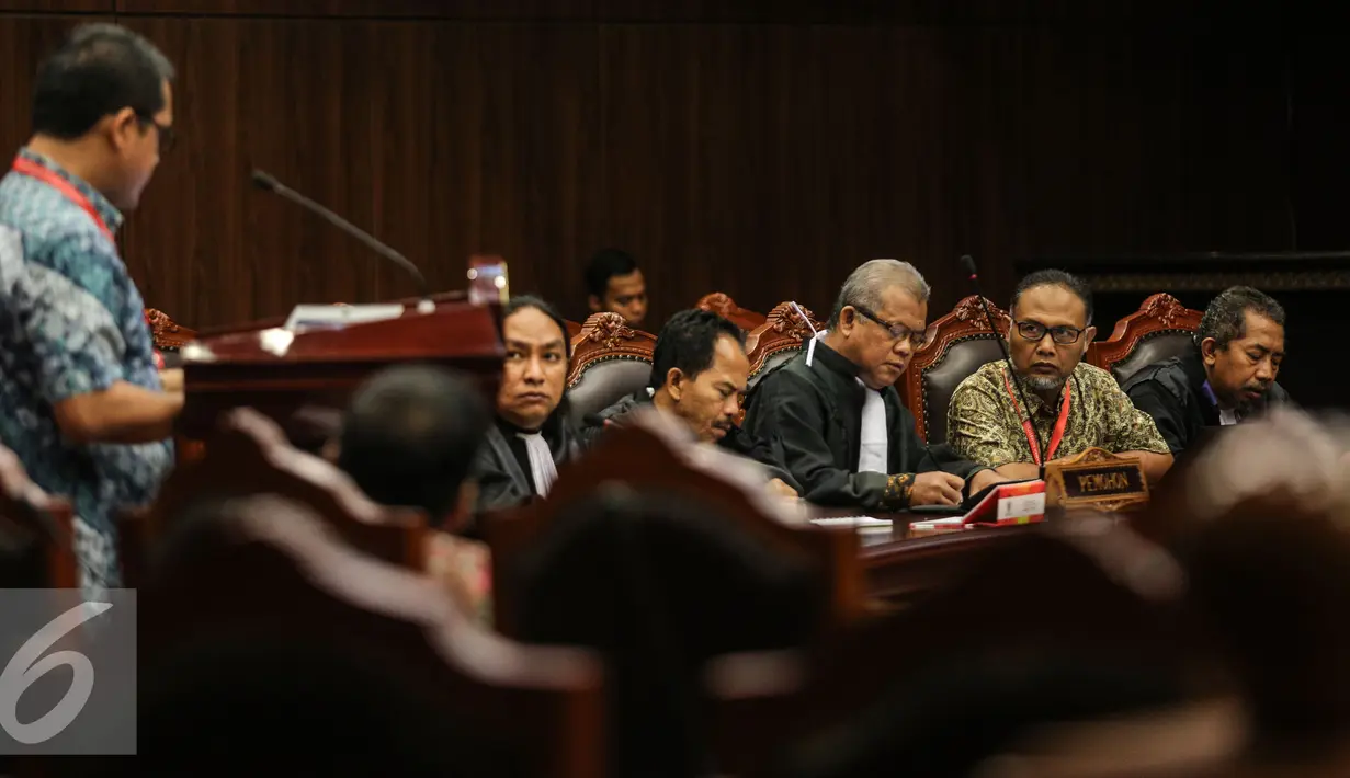 Bambang Widjojanto mendengarkan saksi ahli saat sidang Uji Materi UU KPK di Mahkamah Kontitusi, Jakarta, Selasa (23/6/2015). Sidang menghadirkan dua saksi ahli guna menguji materi UU No.30 Tahun 2002. (Liputan6.com/Faizal Fanani)