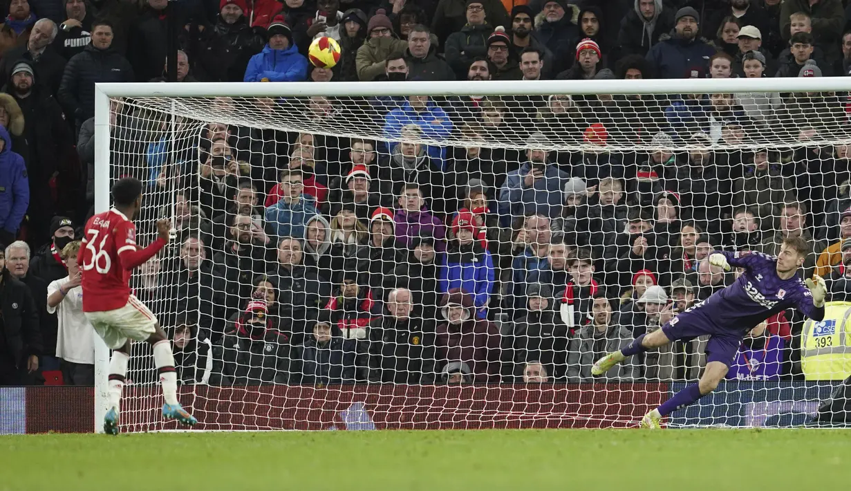 Pemain Manchester United, Anthony Elanga gagal mencetak gol dari titik penalti ke gawang Middlesbrough selama pertandingan putaran keempat Piala FA 2021/2022 di stadion Old Trafford di Manchester, Inggris, Sabtu (5/2/2022). MU kalah lewat adu penalti 7-8 dari Middlesbrough. (AP Photo/Jon Super)