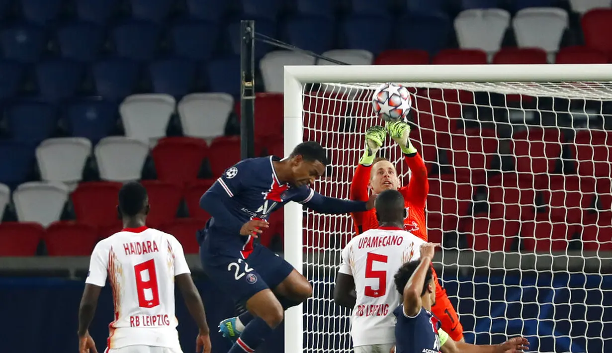 Penjaga gawang RB Leipzig Peter Gulacsi melakukan penyelamatan di depan pemain Paris Saint-Germain Abdou Diallo (kiri kedua) pada pertandingan Grup H Liga Champions di Stadion Parc des Princes, Paris, Prancis, Selasa (24/11/2020). Paris Saint-Germain menang 1-0. (AP Photo/Thibault Camus)