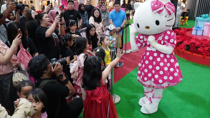 Merayakan Natal dan Tahun Bersama Hello Kitty
