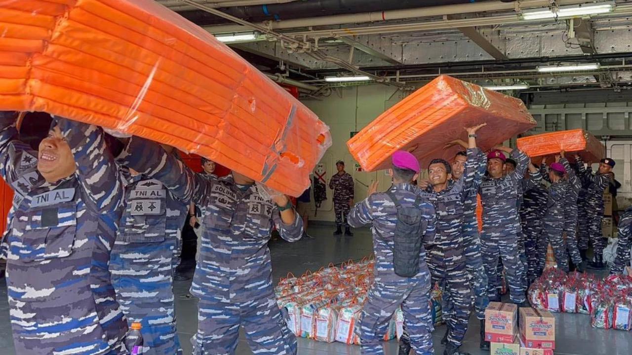 FOTO: TNI AL Tingkatkan Distribusi Bantuan Kemanusiaan di Sumatera