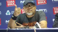Direktur Teknik Pusamania Borneo FC, Iwan Setiawan mengecam kepemimpinan wasit saat timnya takluk 1-3 dari Sriwijaya FC pada laga penyisihan grup A di Stadion Si Jalak Harupat, Soreang, Kab. Bandung. (Bola.com/Permana Kusumadijaya)