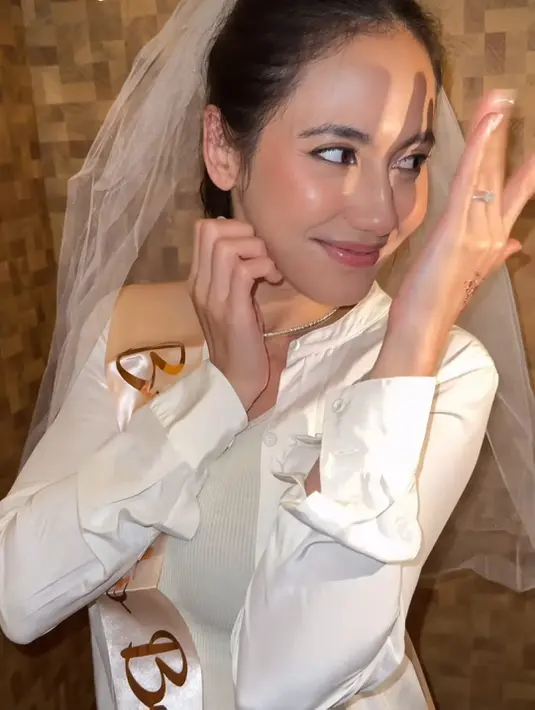 <p>Pevita Pearce mengenakan veil, crown lengkap dengan slempang bertuliskan bride to be. Dia tampak sangat anggun. (Foto: Instagram/ pevpearce)</p>