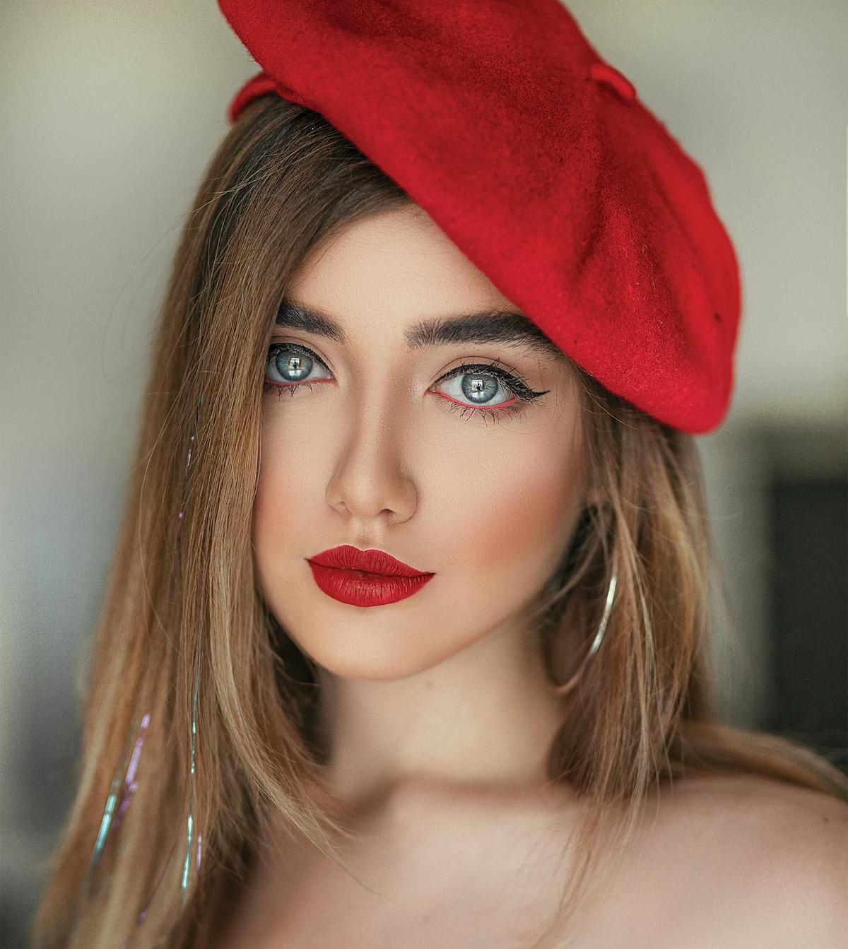 Ilustrasi Menggunakan Red Lipstick