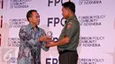 Panglima TNI Jenderal Moeldoko menerima penghargaan dari Foreign Policy Community of Indonesia (FPCI), Jakarta, Jumat (12/6/2015). FPCI menilai Moeldoko telah ikut andil menjaga perdamaian dunia. (Liputan6.com/Yoppy Renato)