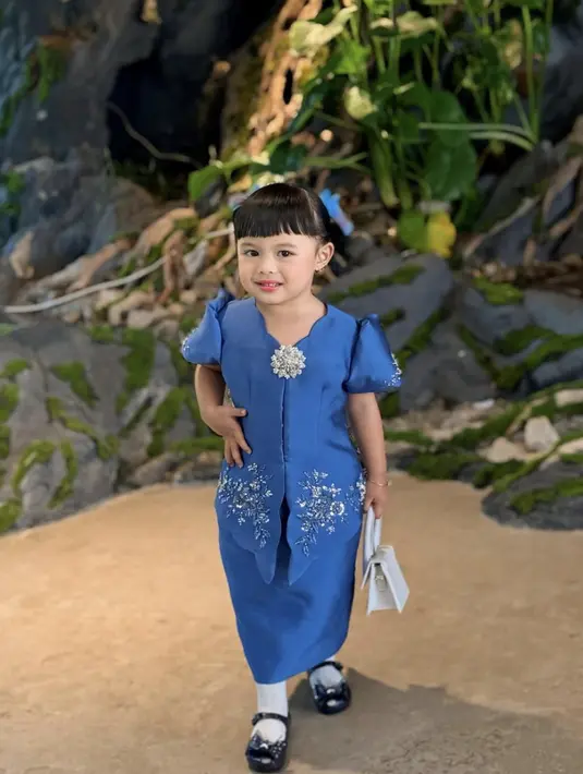 Kali ini keduanya juga terlihat menggemaskan dengan kebaya biru dengan aksen bordir dan lengan balon. [Foto: Instagram/ Ameena Halilintar]