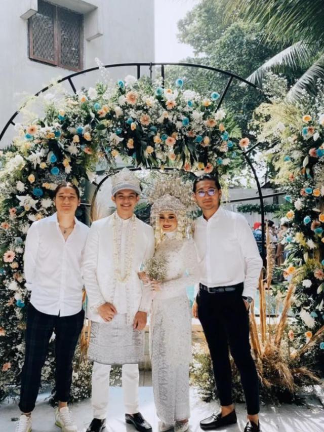 Gaya Seleb di Pernikahan Dinda Hauw dan Rey Mbayang