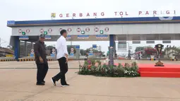 Presiden Joko Widodo didampingi Menteri PUPR Basuki Hadimuljono bersiap meresmikan  Tol JORR II ruas Kunciran-Serpong, Tangerang Selatan, Jumat (6/12/2019). Setelah peresmian, ruas tol sepanjang 11,1 km itu siap digunakan masyarakat jelang Natal 2019 dan Tahun Baru 2020. (Liputan6.com/Angga Yuniar)