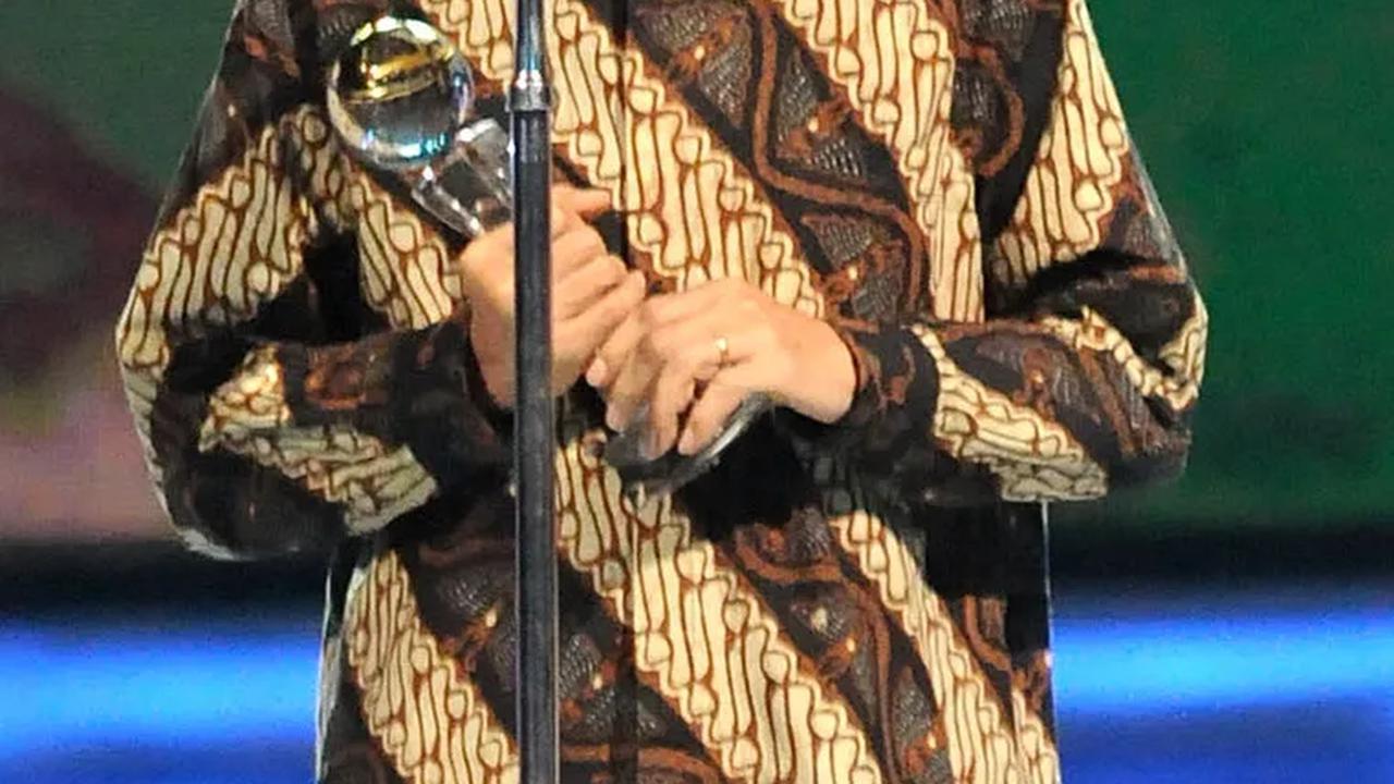 VIDEO: Tinjau Kantor Presiden Ibu Kota Nusantara, Jokowi Pasangkan Baut Emas Sampai Gemetar