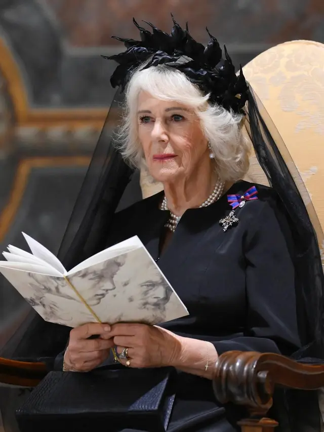 Ikuti Protokol, Ratu Camilla Temui Paus Leo XIV di Vatikan dalam Balutan Gaun Hitam dan Bros Rp881 Jutaan