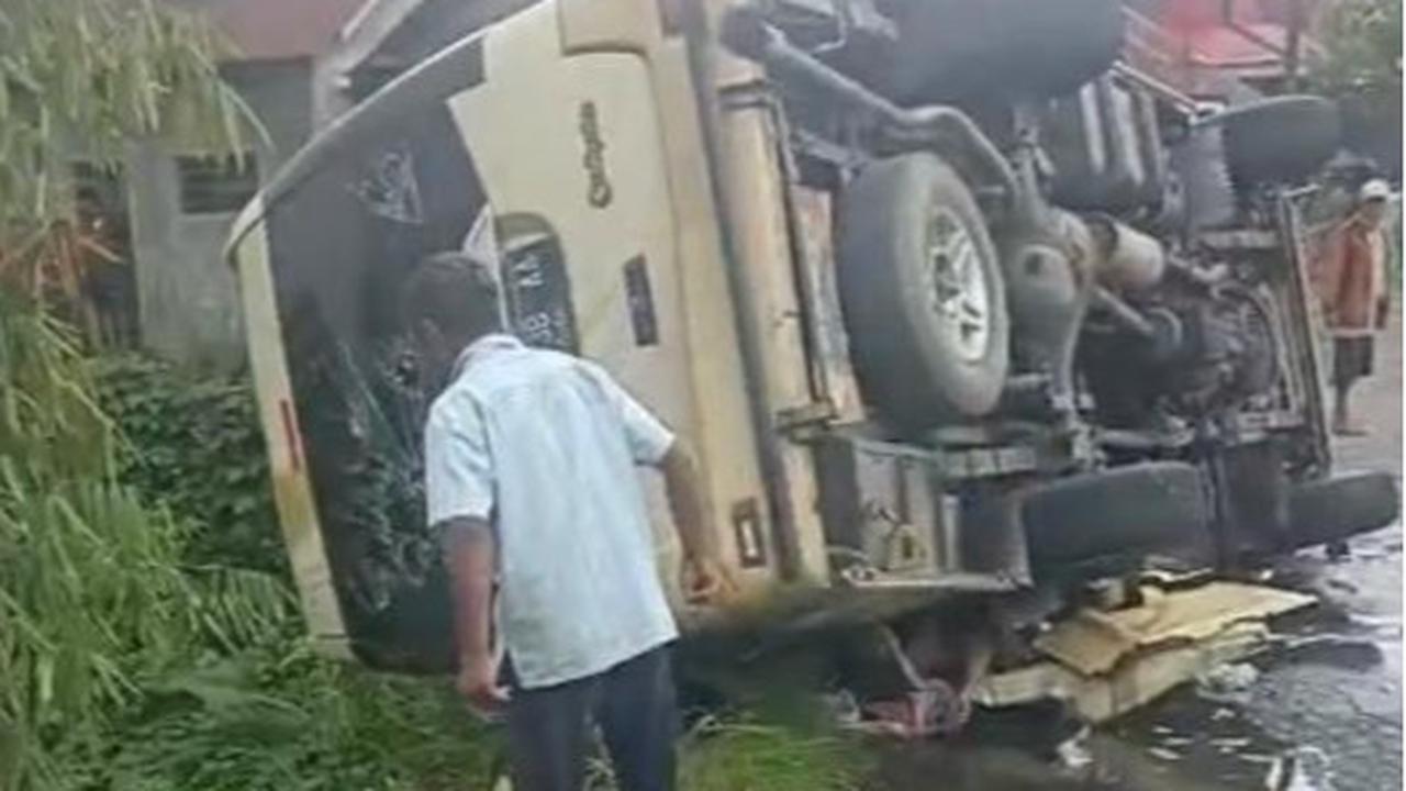 Detik-Detik Elf Kecelakaan Diduga Rem Blong di Tawangmangu, Tabrak Jembatan dan Terguling