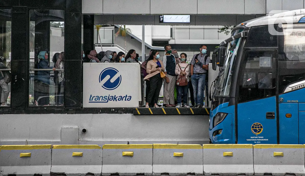 Calon penumpang menunggu bus Transjakarta di halte kawasan Sudirman, Jakarta, Rabu (16/12/2020). Wakil Gubernur DKI Jakarta Ahmad Riza Patria memastikan, kebijakan 75 persen karyawan bekerja dari rumah (WFH) akan diterapkan sebelum pergantian tahun 2020 ke 2021. (Liputan6.com/Faizal Fanani)
