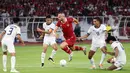 <p>Pemain Timnas Indonesia, Ilija Spasojevic (tengah)&nbsp;dijaga sejumlah pemain Kamboja&nbsp;dalam laga Grup A Piala AFF 2022&nbsp;yang berlangsung di Stadion Utama Gelora Bung Karno, (SUGBK), Jumat (23/12/2022). (Bola.com/M Iqbal Ichsan)</p>