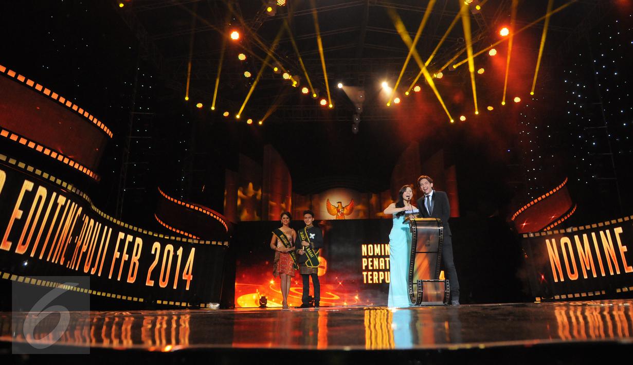 Ada 11 penghargaan untuk kategori film, tiga untuk sinetron, dan lima untuk FTV yang diberikan saat penganugerahan piala di malam puncak FFB 2014 yang digelar di Monumen Perjuangan Rakyat Jawa Barat pada 13 September 2014. (Liputan6.com/Panji Diksana) 