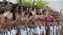 Kontestan Binibining Pilipinas (Miss Philippines), melambaikan tangan  saat presentasi sesi bikini di Metro Manila, Selasa (29/3). Puluhan wanita cantik ini bersaing meraih gelar Miss Filipina untuk tiket menuju Miss Universe 2016 (REUTERS/Erik De Castro)