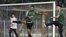 Pemain Timnas Indonesia U-22, Marinus Wanewar, melakukan pemanasan saat latihan di Lapangan ABC Senayan, Jakarta, Senin (7/1). Latihan ini merupakan persiapan jelang Piala AFF U-22. (Bola.com/Vitalis Yogi Trisna)