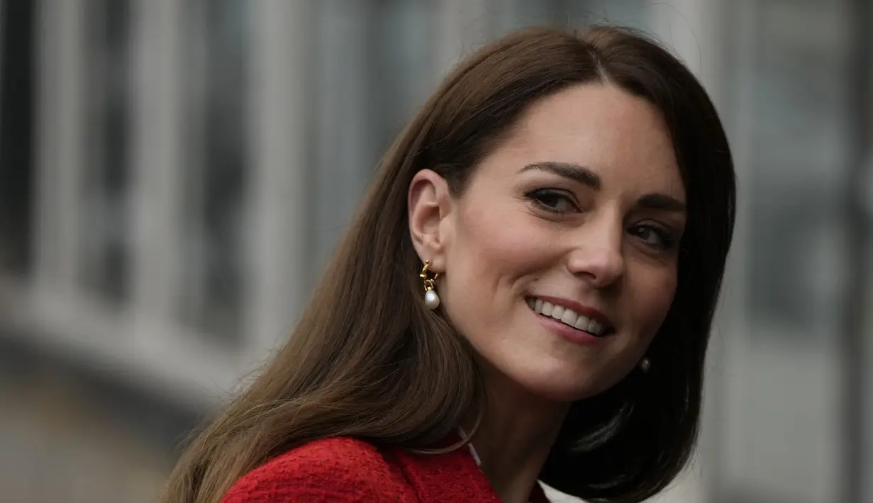Kate Middleton, Duchess of Cambridge, saat tiba di Universitas Kopenhagen, Denmark (22/2/2022). Di Kopenhagen, Kate akan belajar dari para peneliti terkemuka dunia yang menjalankan CIMHP, yang bertujuan mempromosikan kesejahteraan mental dan hubungan bayi dan orang tua. (AP Photo/Alastair Grant)