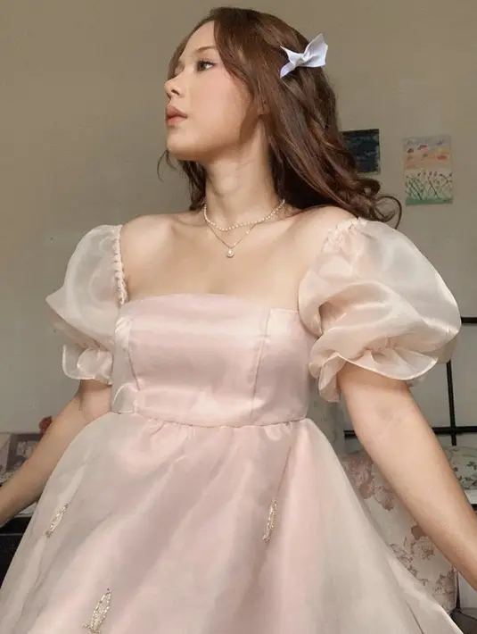 <p>Tampil feminim dengan dress organza berlengan balon warna soft pink seperti Nadin Amizah ini. @cakecaine</p>