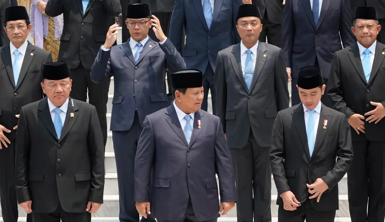 Usai pelantikan dan pengucapan sumpah jabatan, para menteri dan pejabat setingkat Menteri berfoto bersama Presiden Republik Indonesia Prabowo Subianto dan Wakil Presiden Gibran Rakabuming Raka. (AP Photo/Achmad Ibrahim)