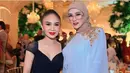 Yuni Shara tampil dengan long dress hitam lengan pendek model kerah v neck. Mulan Jameela juga hadir mengenakan dress putih dengan aksen bordiran bunga coklat serasi dengan kerudungnya. [@mulanjameela1]