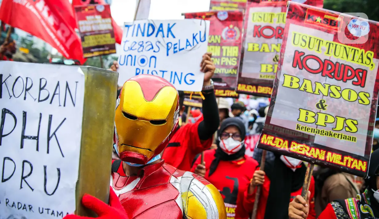 Massa berkostum superhero menggelar aksi demonstrasi bertepatan dengan Hari Sumpah Pemuda di Kawasan Patung Kuda, Jakarta, Kamis (28/10/2021). Sejumlah tuntutan mereka salah satunya, pencabutan UU Nomor 11 Tahun 2019 tentang Cipta Kerja dan berbagai aturan turunannya. (Liputan6.com/Faizal Fanani)