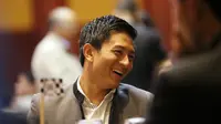 Rio Haryanto tertawa bersama para undangan saat acara IMI Awards di Hotel Borobudur, Jakarta, Kamis (17/12/2015).  (Bola.com/Nicklas Hanoatubun)