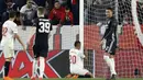 Pemain Sevilla, Luis Muriel mencium tiang gawang saat gagal mencetak gol ke gawang Manchester United pada laga 16 besar Liga Champions di Ramon Sanchez Pizjuan stadium, Seville, (21/2/2018). Babak kedua Sevilla bermain imbang 0-0. (AP/Miguel Morenatti)