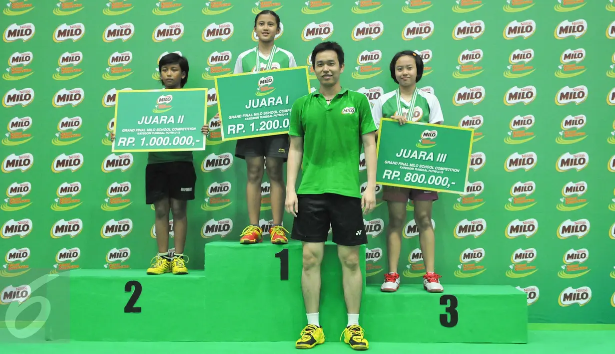 Hendra Setiawan berpose bersama juara tunggal putri SD Aghni Nur Fitri dari Tasikmalaya pada Grand Final MILO School Competition 2015, Jakarta, Sabtu (28/11/2015). (Liputan6.com/Yoppy Renato)