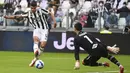 Striker Juventus, Alvaro Morata berusaha mencetak gol ke gawang yang dijaga kiper Sampdoria, Emil Audero selama pertandingan lanjutan Liga Serie A Italia di Allianz Stadium di Turin, Italia, Minggu (26/9/2021). Juventus menang tipis atas Sampdoria dengan skor 3-2. (Marco Alpozzi/LaPresse via AP)